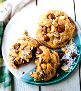 1 Cookie Milk Chocolate Macadamia Cookie