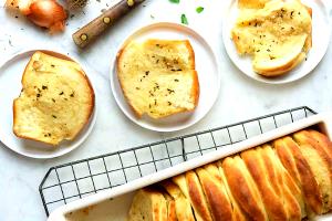 1 Large Slice (5 X 2-1/2 X 1) Garlic Bread