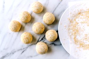 1 serving (25.2 g) Sesame Seed Balls