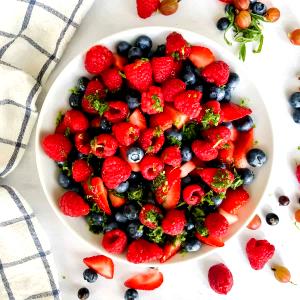 1 serving (439 g) Summer Berry Salad (Large)