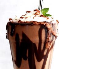1 serving (571 g) Monster Shake Mint Brownie