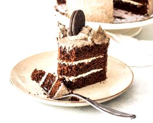 1 slice (122 g) Oreo Cookie Cake