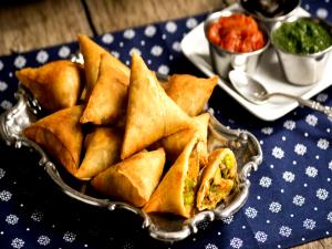 4 samosas (78 g) Crispy Samosas with Vegetables